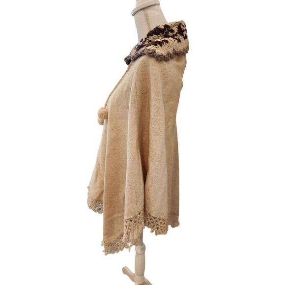 Vintage 70s Wool Knit Womens Tan Cape Poncho OS Pom Poms Mod Boho Festival - Picture 3 of 4